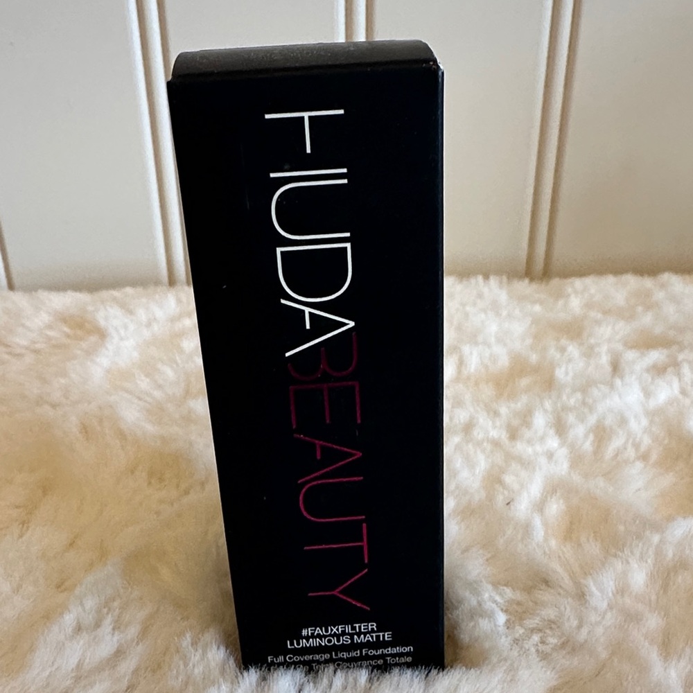 HUDA BEAUTY Faux Filter Luminous Matte Foundation.  Color Lava Cake.